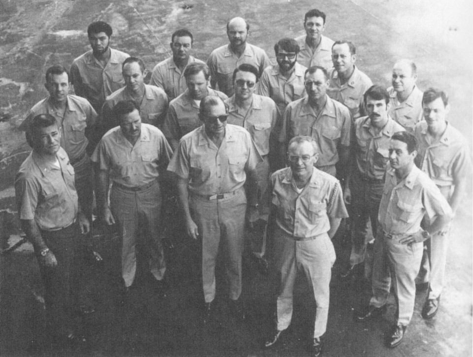 Trong ảnh là các tướng lĩnh Bộ tư lệnh lực lượng đặc nhiệm hải quân 78. Người đứng hàng đầu, ở vị trí giữa đeo kính đen là Chuẩn Đô đốc Brian McCauley - tư lệnh Hạm đội 7 Thái Bình Dương trực tiếp tham gia chỉ huy chiến dịch "Nhát quét cuối cùng". Ảnh: Wikipedia