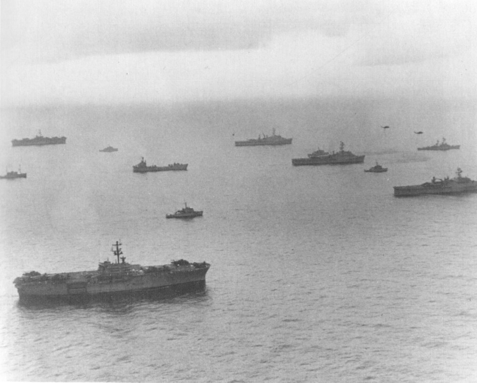 Đến ngày 27/2/1973, Hải quân Mỹ tiếp tục triển khai thêm 7 tàu đổ bộ chở máy bay khổng lồ gồm USS Tripoli (LPH-10), USS New Orleans (LPH-11), USS Inchon (LPH-12), USS Dubuque (LPD-8), USS Vancouver (LPD-2), USS Ogden (LPD-5), and USS Cleveland (LPD-7) chở theo các trực thăng quét thủy lôi CH-53 gia nhập lực lượng đặc nhiệm 78. Ảnh: Wikipedia