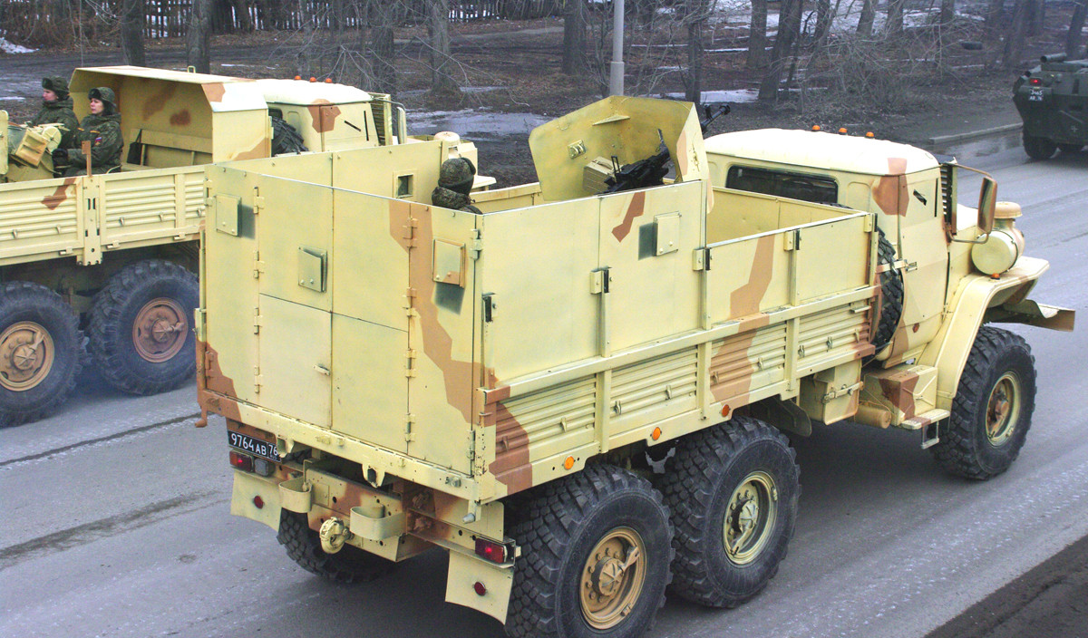 Thùng xe lắp các tấm thép bao quanh bảo vệ binh sĩ và pháo thủ ngồi trong xe. Nguồn ảnh: Bmpd