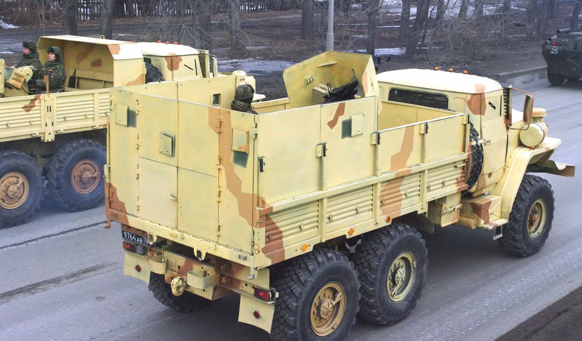 Thùng xe lắp các tấm thép bao quanh bảo vệ binh sĩ và pháo thủ ngồi trong xe. Nguồn ảnh: Bmpd