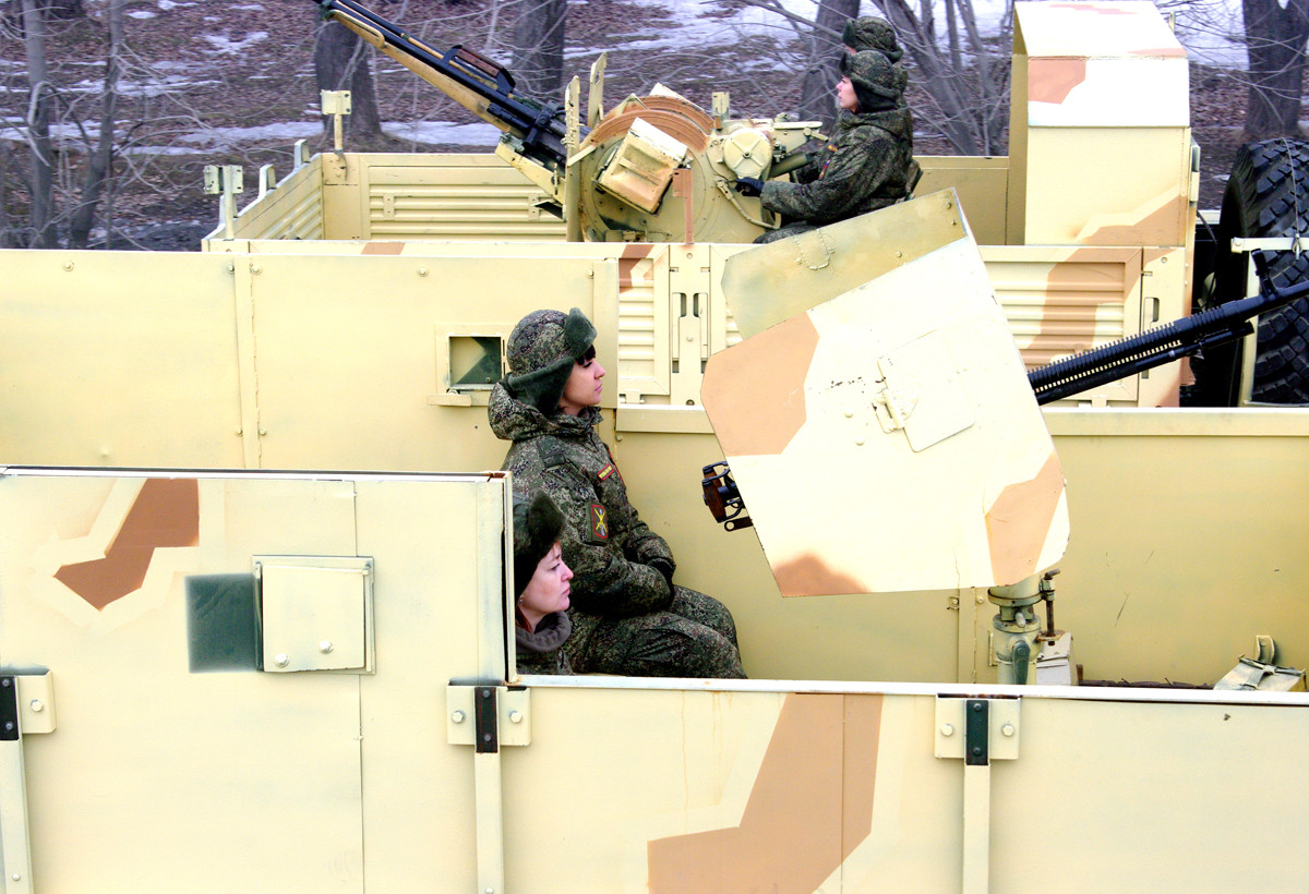 Quanh khẩu DShK lắp các tấm giáp thép bảo vệ xạ thủ trong xe thiết giáp kiểu Syria. Nguồn ảnh: Bmpd