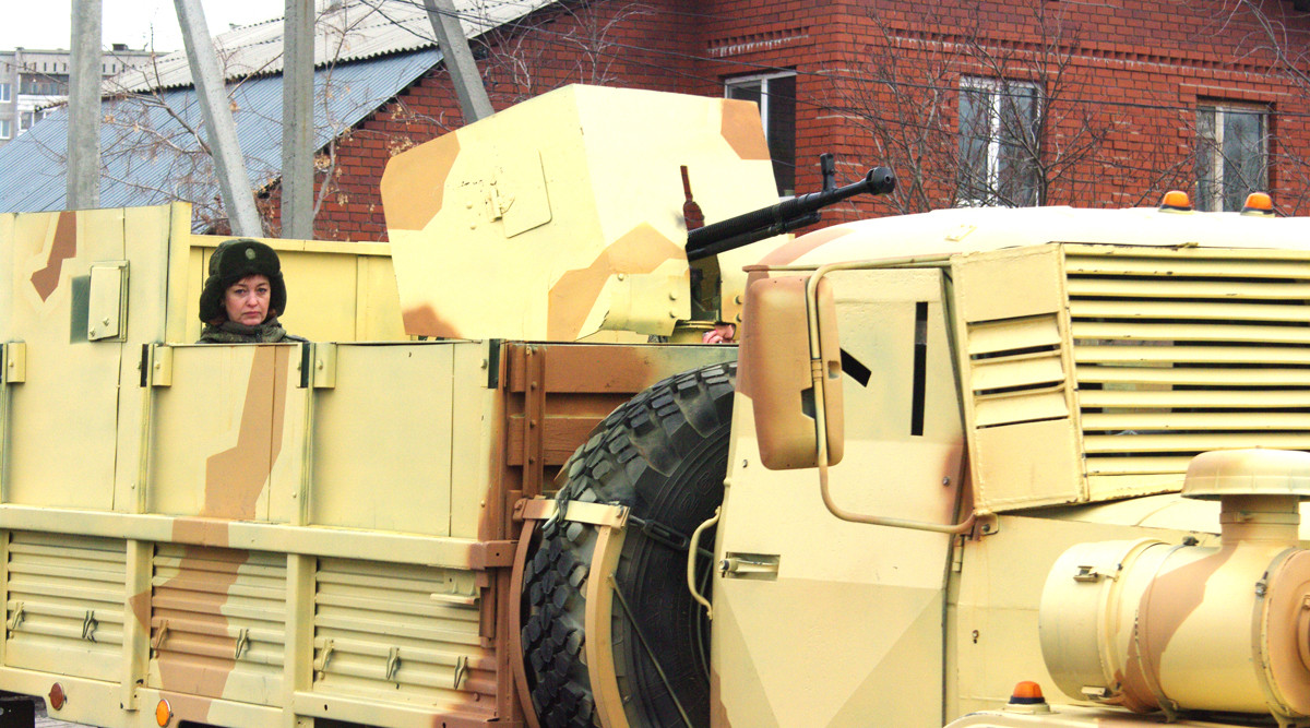 Chiếc còn lại rất bất ngờ lại lắp khẩu đại liên DShK 12,7mm thay vì kiểu súng NSV hiện đại hơn. Nguồn ảnh: Bmpd