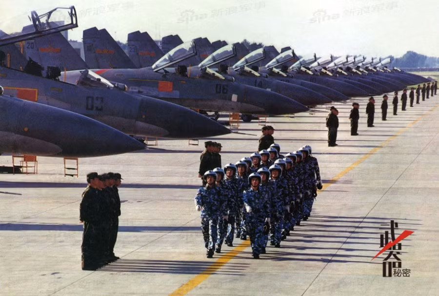 Thật vậy, theo mạng quân sự Trung Quốc, từ cách đây 10 năm, Không quân Trung Quốc bắt đầu việc “sa thải ồ ạt”, “rã làm sắt vụn” lô máy bay tiêm kích Su-27 mua của Nga còn chưa hết vòng đời sử dụng. Nguồn ảnh: china-defence