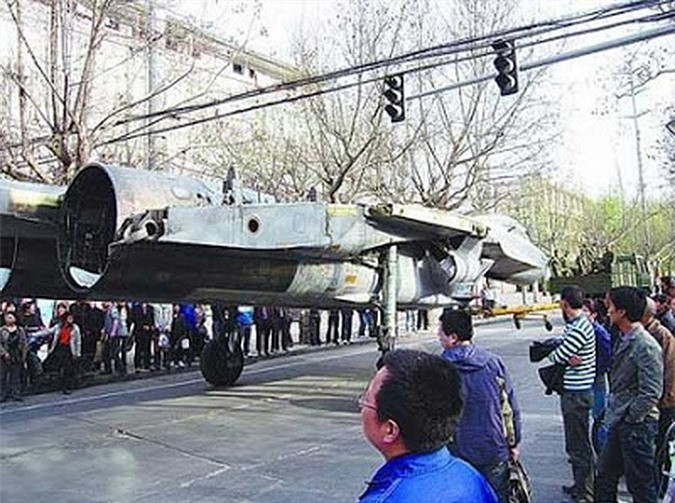 Trong ảnh, tiêm kích Su-27 số hiệu 08 đã bị tháo dỡ toàn bộ thiết bị đang được "dẫn giải" về nơi "an nghỉ cuối cùng". Điều đáng nói, chiếc này nằm trong lô 24 Su-27 ký mua ngày 14/6/1990 từ Liên Xô, đến thời điểm bị loại biên năm 2009 nó mới chỉ bay 19 năm - được 1/2 vòng đời, sau giai đoạn này thông thường người ta sẽ tiến hành đại tu tăng hạn và có thể sử dụng tiếp thêm 15-20 năm nữa trước khi phải loại bỏ. Nguồn ảnh: china-defence