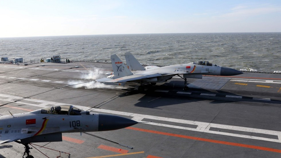 Cũng bắt chước Nga từ nền tảng Su-27 phát triển các dòng máy bay mới như Su-33, Su-34, Su-35, Su-30. Trung Quốc cũng dùng nền tảng J-11 phát triển thành công tiêm kích hạm J-15 có kiểu dáng tương tự Sukhoi Su-33 và trang bị chúng cho tàu sân bay Liêu Ninh và Type 001A. Nguồn ảnh: Wikipedia