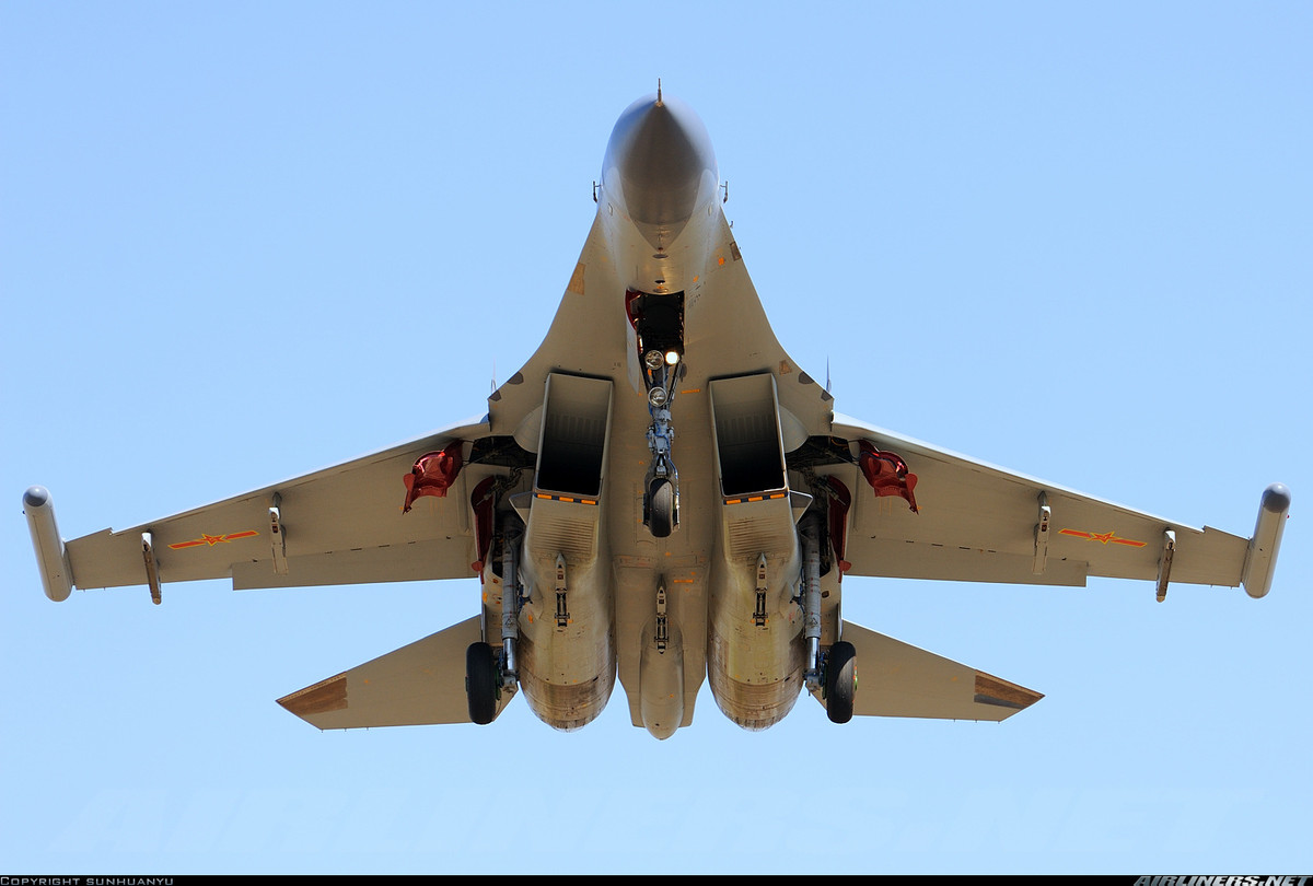 Tiêm kích đa năng chiếm ưu thế trên không J-11 do Công ty máy bay Thẩm Dương phát triển từ cuối những năm 1990. Ban đầu, Trung Quốc "chịu chơi" mua giấy phép sản xuất 104 chiếc Su-27SK của Nga cùng các linh kiện theo kèm và được chấp thuận đặt tên riêng là J-11A. Nguồn ảnh: Airliners.net