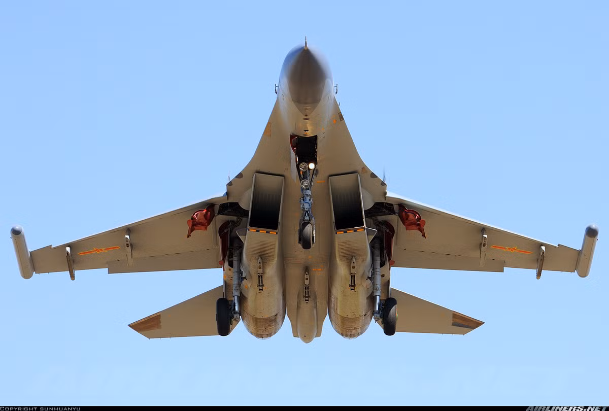 Tiêm kích đa năng chiếm ưu thế trên không J-11 do Công ty máy bay Thẩm Dương phát triển từ cuối những năm 1990. Ban đầu, Trung Quốc "chịu chơi" mua giấy phép sản xuất 104 chiếc Su-27SK của Nga cùng các linh kiện theo kèm và được chấp thuận đặt tên riêng là J-11A. Nguồn ảnh: Airliners.net
