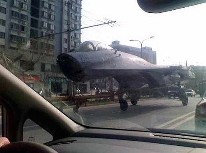 Thế nhưng, thay vì đại tu tăng hạn – điều mà công nghiệp quốc phòng Trung Quốc năm 2009 có thể thừa sức thực hiện, họ lại thẳng tay loại bỏ nó. Ngoài chiếc 08, có khả năng phần lớn lô 24 máy bay Su-27 đầu tiên của Trung Quốc chắc giờ đã ở “bãi rác”. Nguồn ảnh: china-defence