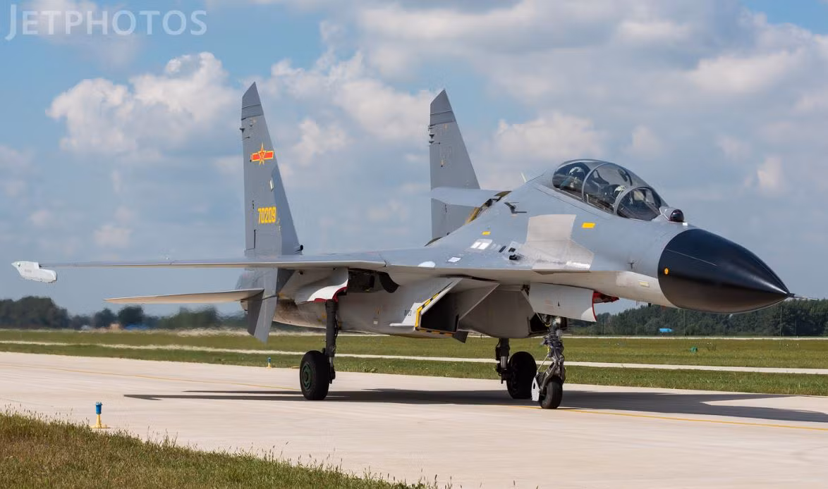 Khoảng năm 2012, Trung Quốc tiếp tục đưa vào biên chế phiên bản huấn luyện hai chỗ ngồi của J-11B mang tên J-11BS. Nó tương đương với dòng Su-27UBK nhưng được cho là có hệ thống điện tử tốt hơn. Nguồn ảnh: Jetphotos