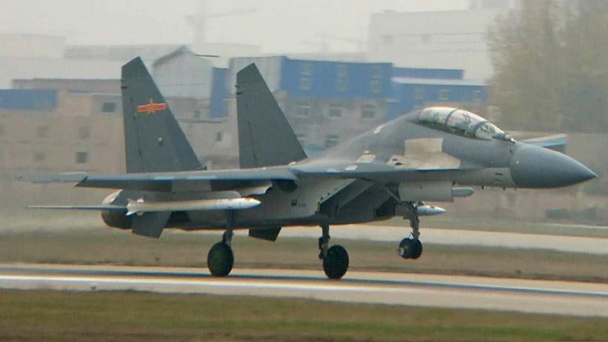 Từ J-11BS, Trung Quốc hiện phát triển thành công tiêm kích đa năng J-16 tương đương với Su-30MKK mua của Nga. Loại này trang bị động cơ Thái Hành WS-10B, có khả năng tên lửa hành trình, bom thông minh, ước tính 50 chiếc đã được sản xuất từ 2012 đến nay. Nguồn ảnh: Wikipedia