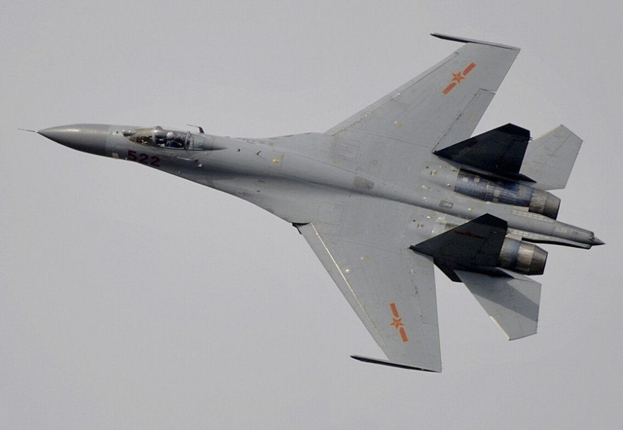 Từ thế hệ J-11B, tính tới nay, Trung Quốc sản xuất thêm hơn 150 chiếc máy bay mang hình dáng hệt như Su-27 mà không có giấy phép từ Nga. Thậm chí, có thời điểm họ tiến hành rao bán J-11 với giá rẻ hơn Su-27, nhưng trước áp lực dữ dội từ Nga, Bắc Kinh phải lùi bước và chỉ dám rao bán các loại máy bay tiêm kích J-10 nhưng hiện chưa có hợp đồng nào. Nguồn ảnh: Wikipedia
