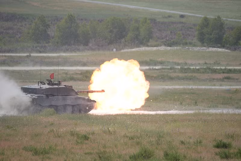 Khẩu pháo 120mm trang bị nhiều loại đạn hiện đại dùng cho chống tăng và bắn như pháo tiêu diệt sinh lực địch, ví dụ như đạn L31 HESH chuyên dùng để tiêu diệt các công sự, xe không bọc thép (tầm bắn 8km). Nguồn ảnh: Wikipedia