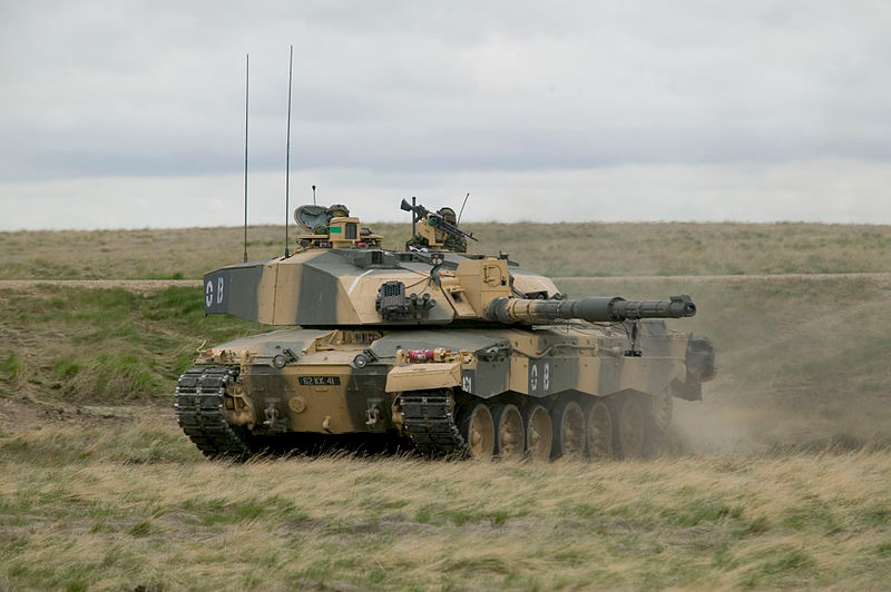 Về động cơ, Challenger 2 không có tốc độ cao như xe tăng Nga bởi trọng lượng kinh khủng của nó. Chiếc xe tăng trang bị động cơ diesel 1.200bhp cho phép đạt tốc độ chỉ 59k/h trên đường bằng vì trọng lượng tối đa khi chiến đấu lên tới 75 tấn. Nguồn ảnh: Wikipedia