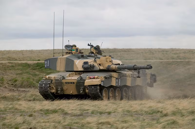 Về động cơ, Challenger 2 không có tốc độ cao như xe tăng Nga bởi trọng lượng kinh khủng của nó. Chiếc xe tăng trang bị động cơ diesel 1.200bhp cho phép đạt tốc độ chỉ 59k/h trên đường bằng vì trọng lượng tối đa khi chiến đấu lên tới 75 tấn. Nguồn ảnh: Wikipedia