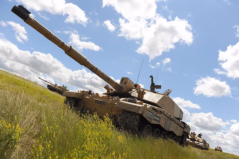 Challenger 2 hay có tên đầy đủ là FV4034 Challenger 2 là xe tăng chiến đấu chủ lực do công ty Vickers Defence (nay thuộc BAE Systems Land &amp; Armament) thiết kế và chế tạo từ năm 1993-2002 với số lượng ước tính 446 chiếc vừa dùng trong nước, vừa dành cho xuất khẩu. Nguồn ảnh: Wikipedia