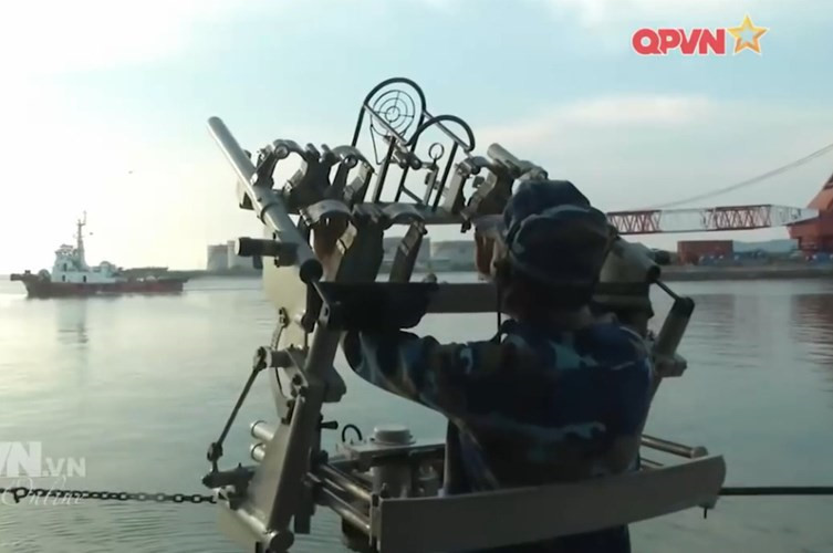Ngoài ra, sau này với sự tiến bộ của kỹ thuật quân sự trong nước, chúng ta đã tự chế và tích hợp bệ phóng tên lửa phòng không tầm thấp cho các tàu Petya 159A/159AE. Nguồn ảnh: Kênh QPVN