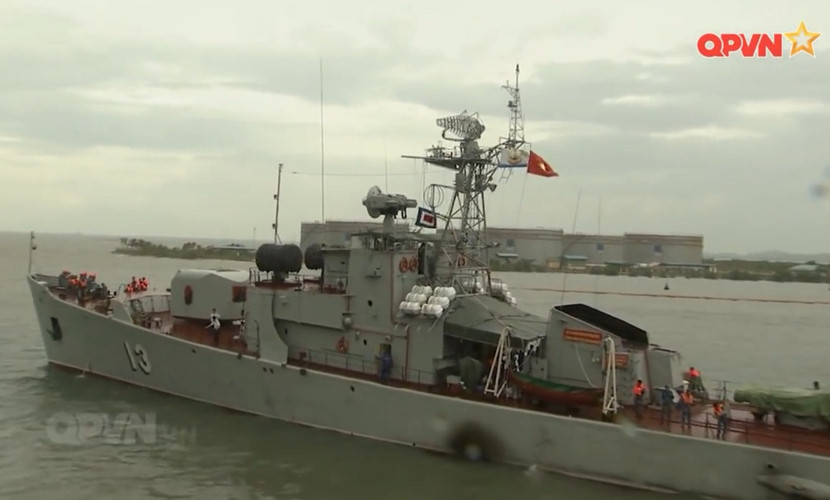 Kích thước của hai phiên bản này tương đương nhau với chiều dài 82,3m, rộng 9,2m, mớn nước hơn kém nhau một chút (159A 2,89m còn 159AE là 2,93m). Về lượng giãn nước thì 159AE cũng lớn hơn một chút với đầy tải là 1.140 tấn so với 1.110 tấn trên 159A. Nguồn ảnh: Kênh QPVN