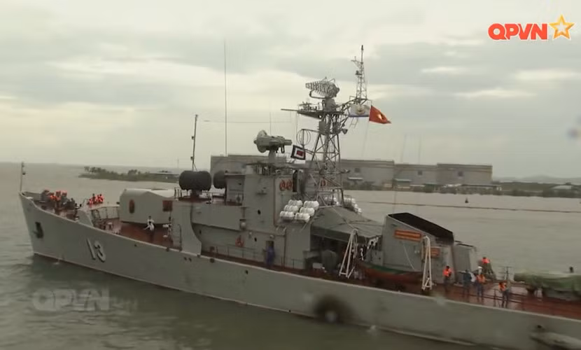 Kích thước của hai phiên bản này tương đương nhau với chiều dài 82,3m, rộng 9,2m, mớn nước hơn kém nhau một chút (159A 2,89m còn 159AE là 2,93m). Về lượng giãn nước thì 159AE cũng lớn hơn một chút với đầy tải là 1.140 tấn so với 1.110 tấn trên 159A. Nguồn ảnh: Kênh QPVN