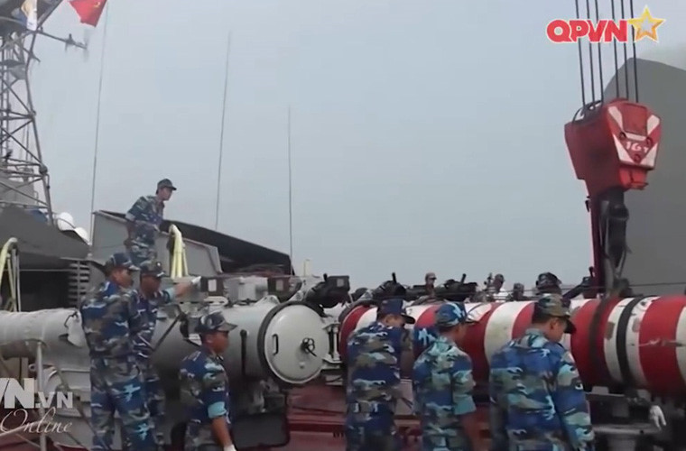 Trong ảnh, các cán bộ chiến sĩ Lữ đoàn 171 đang thao tác nạp ngư lôi 533mm cho tàu hộ vệ săn ngầm Petya. Nguồn ảnh: Kênh QPVN