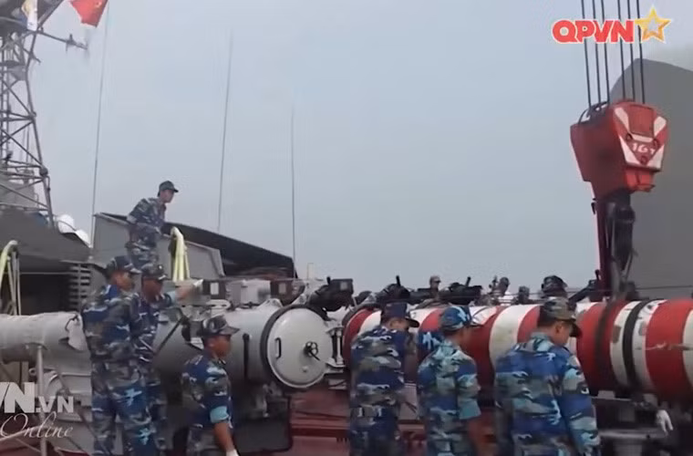 Trong ảnh, các cán bộ chiến sĩ Lữ đoàn 171 đang thao tác nạp ngư lôi 533mm cho tàu hộ vệ săn ngầm Petya. Nguồn ảnh: Kênh QPVN