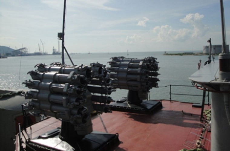 Còn 159AE trang bị hai bệ phóng bom phản lực RBU-6000 Smerch 2, mỗi bệ lắp 12 quả bom RGB-60 có tầm bắn gần 6km, xuyên sâu tối đa 500m. Nguồn ảnh: Kênh QPVN