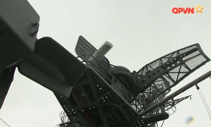 Radar chính trên cột buồm là loại MR-302 Rubka được thiết kế phát hiện các mục tiêu mặt nước và mặt biển với tầm hoạt động khoảng 110km. Nguồn ảnh: Kênh QPVN