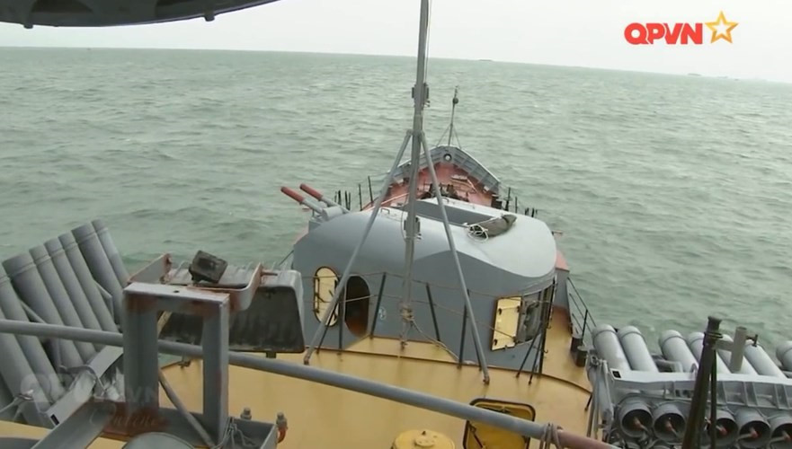 Ngoài ngư lôi, các tàu 159A/159AE còn được trang bị hệ thống phóng bom phản lực chống ngầm RBU nổi tiếng của Liên Xô. Trong đó, tàu kiểu 159A trang bị các bệ phóng bom RBU-2500 Smerch (mỗi giàn 16 quả) với các quả bom phản lực RGB-25 có tầm bắn từ 500m tới 2.500m, xuyên sâu xuống mặt nước 350m. Nguồn ảnh: Kênh QPVN