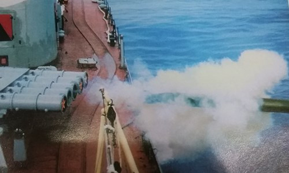 Với nhiệm vụ tìm kiếm tiêu diệt các tàu ngầm ở vùng nước nông, ven biển, hai đề án 159A và 159AE cũng có sự khác biệt rõ rệt. Cụ thể, về ngư lôi chống ngầm, các tàu 159A trang bị tới 10 ống phóng (chia làm hai bệ) ngư lôi 400mm SET-40 (tầm bắn 8km). Trong ảnh, tàu hộ vệ 159A của Việt Nam phóng đạn SET-40. Nguồn ảnh: Bảo tàng PK-KQ