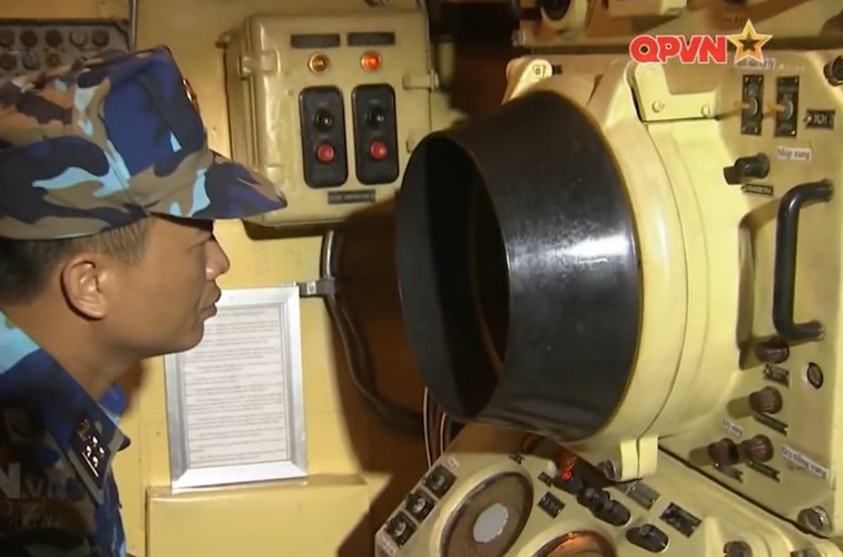 Về trang bị điện tử, dựa theo các tài liệu ít ỏi từ Nga, cả hai kiểu tàu 159A/AE đều trang bị hệ thống định vị thủy âm MG-312 Titan và MG-311 Vychegda. Ảnh: Trắc thủ sonar tàu săn ngầm 159AE phiên hiệu 09 của Lữ đoàn 171. Theo chia sẻ của các cán bộ đoàn 171, mỗi trắc thủ sonar đòi hỏi phải có khả năng quan sát tốt, và đôi tai thính nhạy có thể phân loại được tín hiệu sóng, từ đó xác định chuẩn xác các loại mục tiêu. Nguồn ảnh: Kênh QPVN