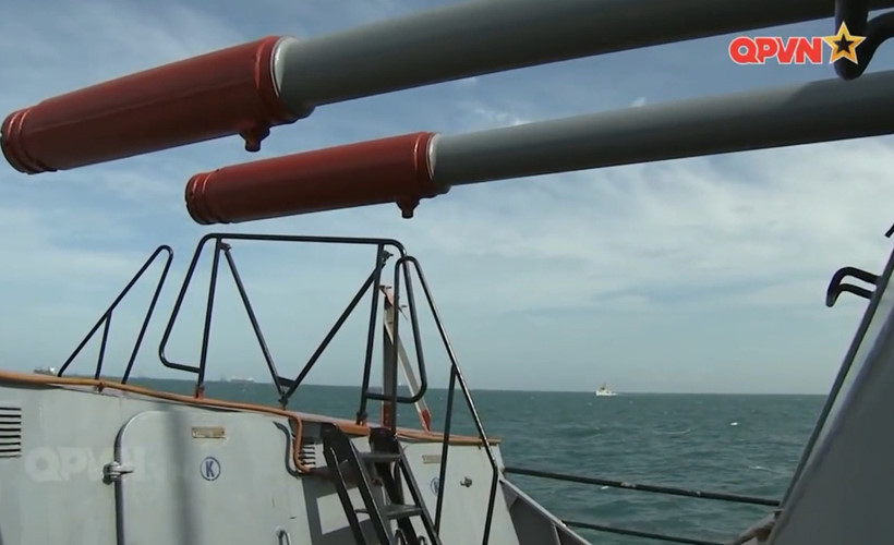 Ngoài vũ khí chống ngầm, cả hai phiên bản đều được trang bị hai bệ pháo hạm AK-726 với 2 nòng pháo 76,2mm có thể bắn mục tiêu trên không (đến 6km) và trên biển (18km). Nguồn ảnh: Kênh QPVN