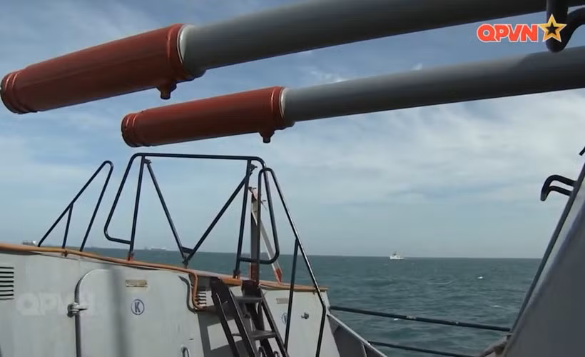 Ngoài vũ khí chống ngầm, cả hai phiên bản đều được trang bị hai bệ pháo hạm AK-726 với 2 nòng pháo 76,2mm có thể bắn mục tiêu trên không (đến 6km) và trên biển (18km). Nguồn ảnh: Kênh QPVN