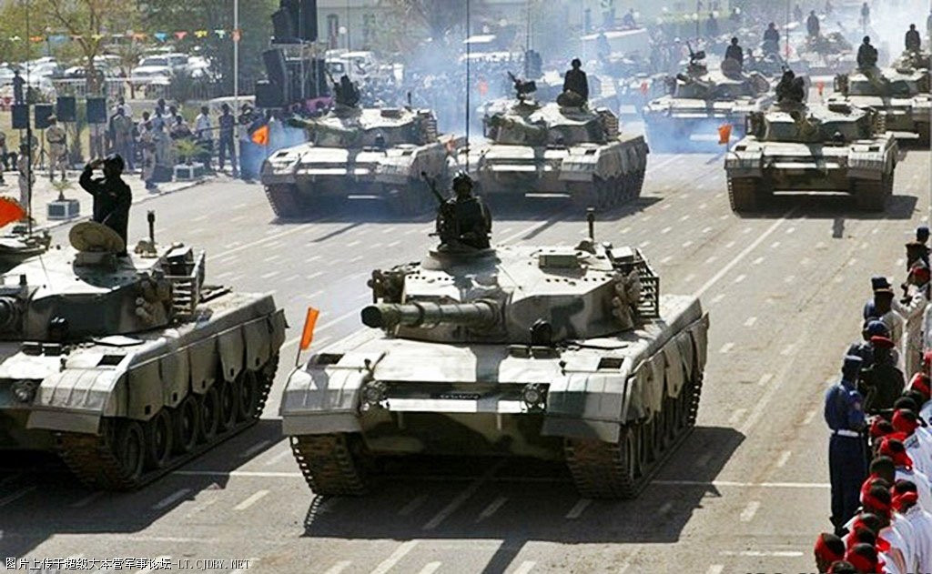 Cận cảnh những chiếc xe tăng "hiện đại nhất" của Sudan - xe tăng chủ lực Type 96 VT-2 do Trung Quốc sản xuất. Tuy nhiên số lượng tăng này chỉ có trên dưới 10 chiếc, ngoài ra họ có khoảng 10 chiếc Type 80 cũng nhập khẩu từ Bắc Kinh. Nguồn ảnh: Pakistan Defence