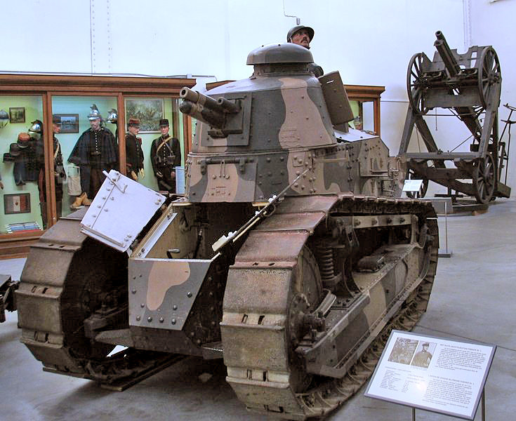 Renault FT có trọng lượng 6,5 tấn, dài 5m, rộng 1,74m, cao 2,14m. Nguồn ảnh: Wikipedia