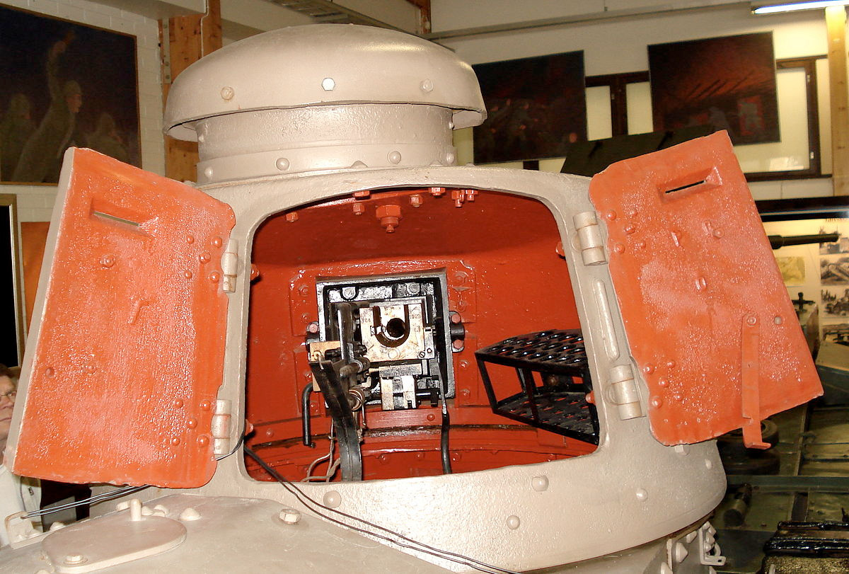 Phía sau tháp pháo có cửa lớn để xạ thủ chui ra chui vào, trong ảnh có thể thấy rõ giá treo đạn 37mm, bộ phận nạp đạn, không gian chiếc xe tăng “cách mạng” này nhìn chung là vừa đủ dùng. Nguồn ảnh: Wikipedia