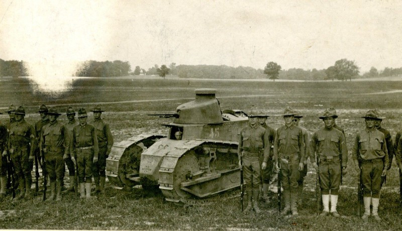 Trở lại với lai lịch của Renault FT, dòng xe tăng hạng nhẹ này do hãng Renault thiết kế năm 1916 giữa lúc cuộc đại chiến thế giới lần 1 đang hết sức khốc liệt, và sau đó sản xuất liên tục nhiều năm với số lượng đến 3.000 chiếc. Nguồn ảnh: 477768