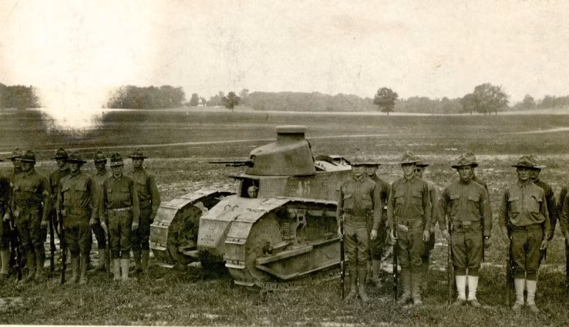 Trở lại với lai lịch của Renault FT, dòng xe tăng hạng nhẹ này do hãng Renault thiết kế năm 1916 giữa lúc cuộc đại chiến thế giới lần 1 đang hết sức khốc liệt, và sau đó sản xuất liên tục nhiều năm với số lượng đến 3.000 chiếc. Nguồn ảnh: 477768