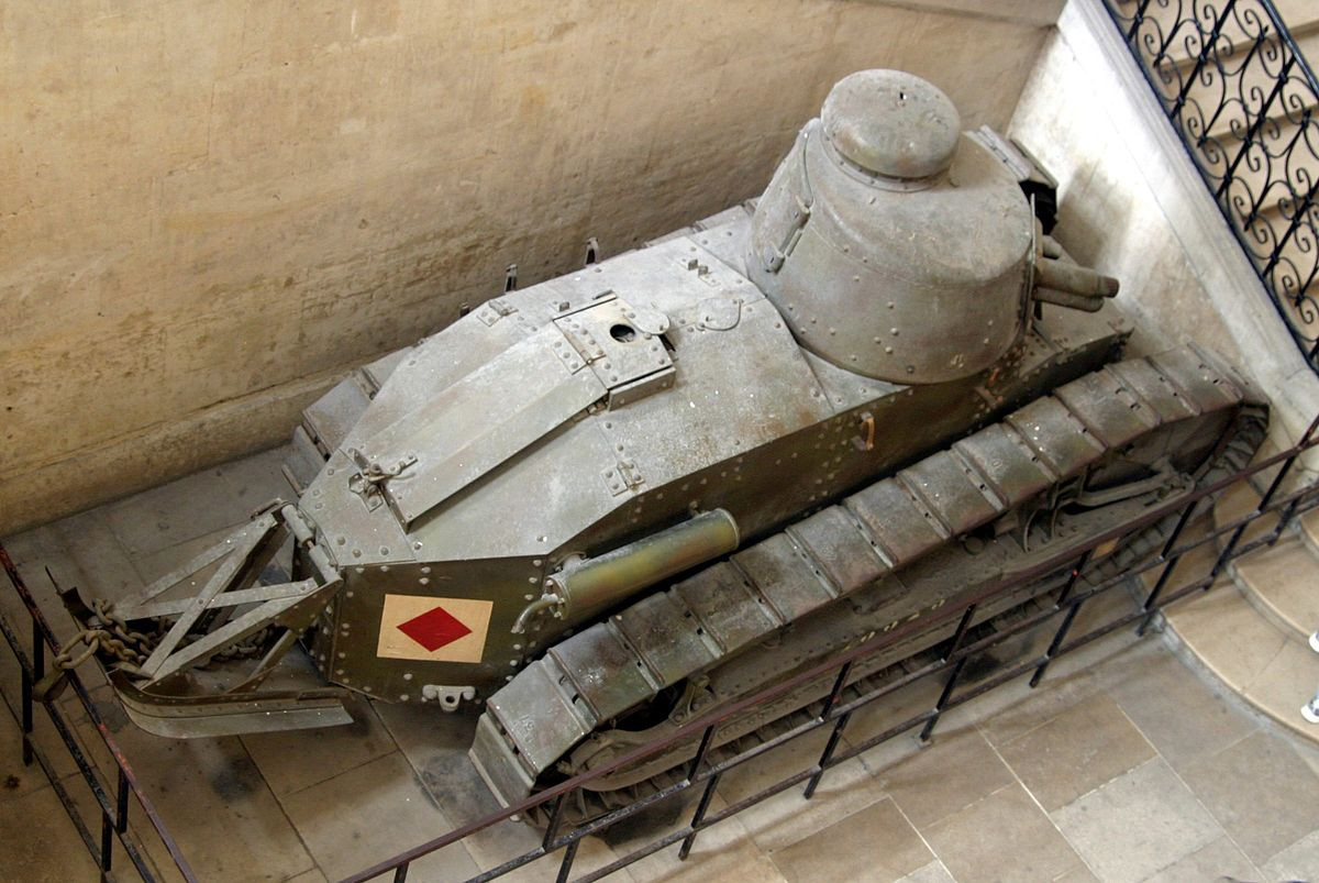 Nó được lắp động cơ xăng 39hp cùng bộ xích và bánh chịu nặng nằm hai bên với cơ cấu khá phức tạp. Nó có thể di chuyển với tốc độ tối đa 20km/h - nhanh vào thời điểm bấy giờ, tầm hoạt động chỉ 65km. Nguồn ảnh: Wikipedia