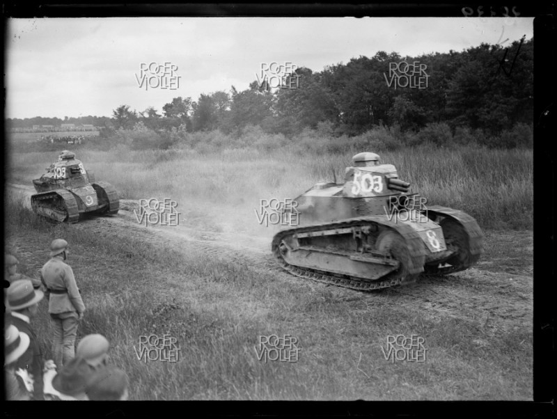 Tuy là mẫu xe tăng "cách mạng", nhưng Renault FT nhìn chung chỉ đem lại cho người ta cảm hứng về thiết kế còn nếu nói về tính năng tác chiến thì nó được coi là quá yếu. Khẩu pháo 37mm hoặc đại liên 7,92mm chỉ phù hợp chống bộ binh, nhưng không thể bắn công sự kiên cố và không thể đấu tăng. Rất may, CTTG 1 không có nhiều xe tăng, cuộc chiến vẫn như kiểu dàn quân hai bên xung phong nên Renault FT phát huy tốt khả năng của năng. Nguồn ảnh: 477768