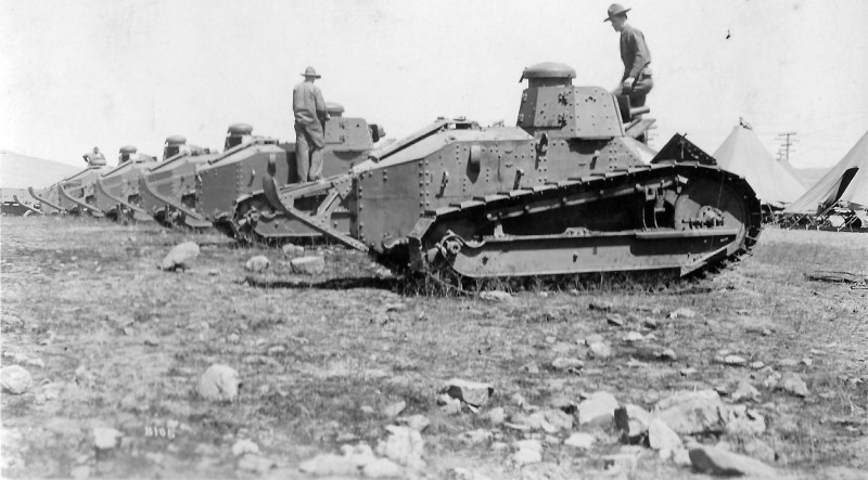 Renault FT được coi là thiết kế tăng có ảnh hưởng và mang tính cách mạng nhất trong lịch sử. Cách mạng ở đây là việc nó có cấu trúc đặt nền móng cho sự phát triển của hầu hết các dòng tăng sau nay và cho tới tận hôm nay, gồm cả mẫu tăng mới nhất T-14 Armata. Nguồn ảnh: 477768