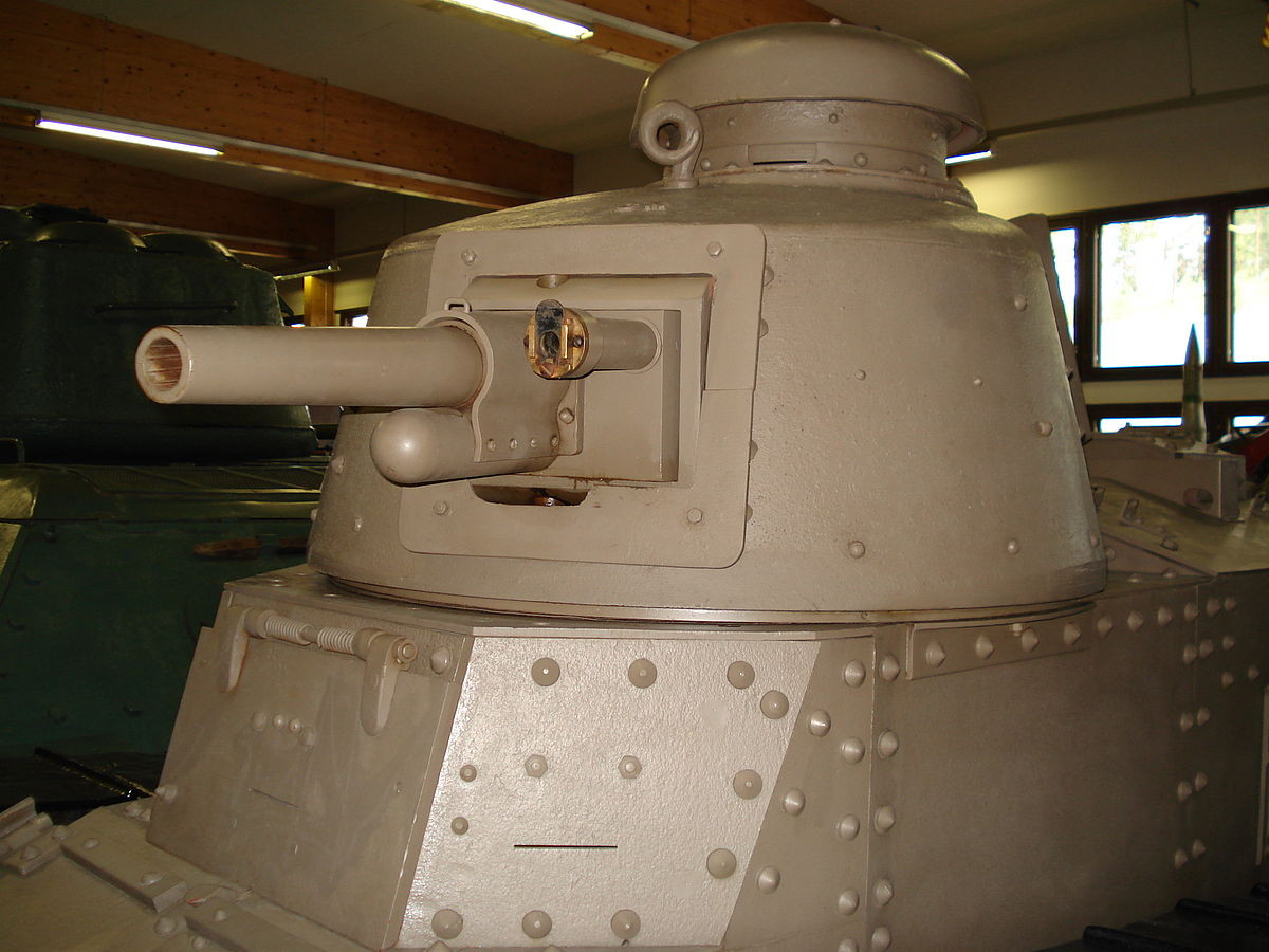 Đặc biệt, phần tháp pháo của xe tăng quay tự do 360 độ thay vì hạn chế góc quay trên các loại tăng Anh thời thế chiến. Tháp pháo này lắp khẩu 37mm Puteaux SA 1918 đạt tốc độ bắn 15 phát/phút, sơ tốc đạn APCR 600m/s. Nguồn ảnh: Wikipedia