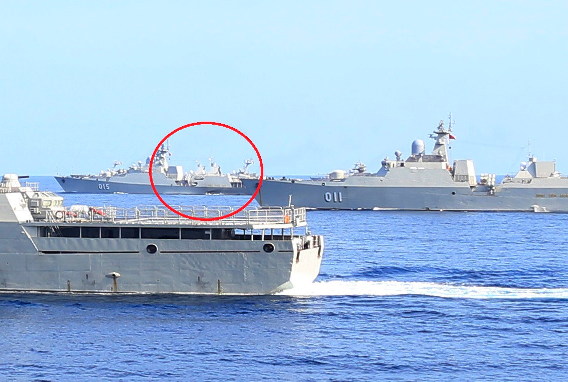 Do biên đội tàu rất lớn, chụp ở góc này nên chúng ta chỉ thấy lấp ló “cột buồm” tàu 016 Quang Trung ngay cạnh tàu 015 Trần Hưng Đạo (lưu ý kĩ dấu tròn đỏ). Hiện cả 4 tàu chiến hơn 2.000 tấn của Việt Nam đều thuộc biên chế Lữ đoàn 162, Vùng 4 Hải quân, đóng tại quân cảng Cam Ranh chiến lược. Ảnh: Báo Hải quân