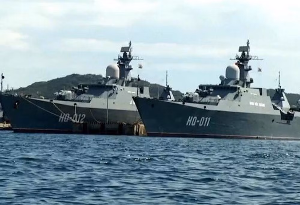 Nhằm mục đích hiện đại hóa lực lượng hải quân, năm 2006 Việt Nam bắt đầu đặt hàng cặp tàu hộ vệ Gepard 3.9 đầu tiên vào tháng 5/2006. Tàu số 1 đặt ky ngày 10/7/2007, tàu số 2 đặt ky ngày 27/11/2017. Tháng 12/2010, tàu số 1 hoàn thành và hạ thủy, tháng 7 năm 2011 tàu số 2 được hạ thủy tại nhà máy đóng tàu Zelenodolsk, Cộng hòa Tartastan, Liên bang Nga. Ảnh: Báo Hải quân
