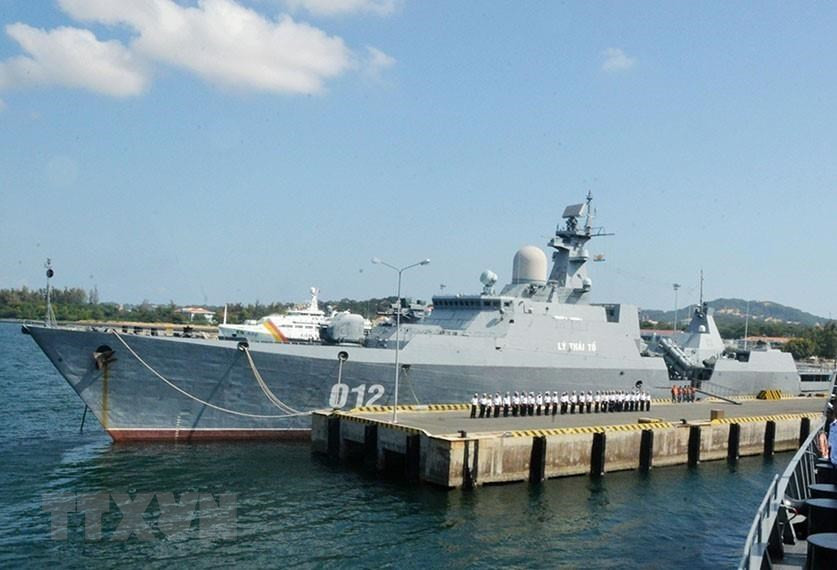 5 tháng sau, tàu Gepard 3.9 thứ 2 mang tên 012 Lý Thái Tổ được biên chế cho Lữ đoàn 162. Đến thời điểm đó, đây là các tàu hộ vệ tên lửa hiện đại nhất của Hải quân Nhân dân Việt Nam. Ảnh: TTXVN