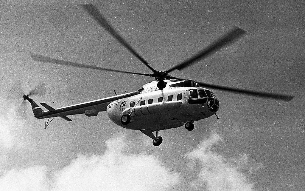 Ngày 2/7/1961 (cách đây 58 năm), nguyên mẫu mang tên V-8 khi đó mới chỉ có một động cơ tuabin trục AI-24 2.700shp đã thực hiện lần bay đầu tiên trước công chúng trong "Ngày Không quân Xô Viết". Nguồn ảnh: Wikipedia