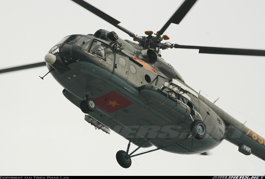 Việt Nam được Liên Xô cung cấp Mi-8 vào những năm 1980 và chúng nhanh chóng phát huy vai trò của mình trong chiến tranh bảo vệ Tổ quốc và đặc biệt là cuộc chiến đấu giúp đỡ nhân dân Campuchia chống lại tàn quân Khmer Đỏ. Tại đó, các máy bay Mi-8 ngoài khả năng chở quân, tải thương, đã vô số lần trút bão lửa lên đầu quân địch. Nguồn ảnh: Airliners.net