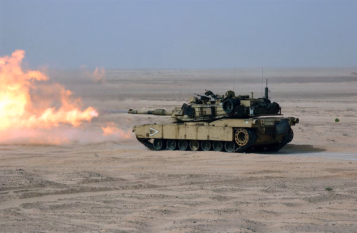 Thật may là M1A2X có lẽ vẫn sẽ được bảo toàn sức mạnh với khẩu pháo M256 nòng trơn 120mm đầy uy lực, độ chính xác cao, bắn nhiều loại đạn có sức xuyên “khủng khiếp”. Nguồn ảnh: Wikipedia