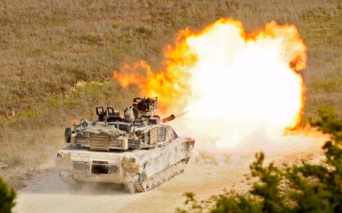 Dẫu vậy, phiên bản xuất khẩu cho Đài Loan nếu có được phê duyệt e rằng M1A2X sẽ không được sử dụng hầu hết các loại đạn tối tân nhất của dòng Abrmas. Ví dụ như đạn xuyên giáp APFSDS M829 với đầu xuyên Urani nghèo (DU) được đánh giá có thể chọc thủng giáp tăng T-90A hay T-72B3 của Nga. Nguồn ảnh: Wikipedia