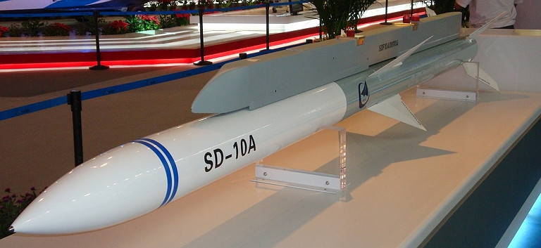 Đặc biệt là tên lửa không đối không PL-12 SD-10A có tầm bắn 70-100km, dùng đầu tự dẫn radar chủ động. Nguồn ảnh: Wikipedia