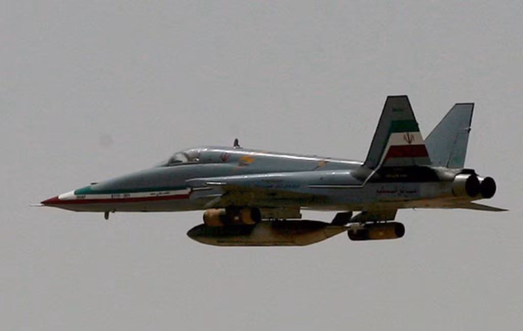 Saeqeh được thiết kế với hai cánh đuôi đứng khiến nó trông giống như loại F/A-18 của Mỹ. Mặc dù vậy, hình dạng máy bay cơ bản vẫn hệt như F-5E Tiger II. Nguồn ảnh: IRNA