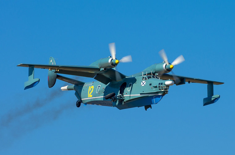 Be-12 Chayka (nghĩa là Mòng biển) là loại thủy phi cơ cỡ lớn do Cục thiết kế Beriev phát triển từ cuối những năm 1950. Mục đích thiết kế ban đầu của Be-12 dành để săn lùng tàu ngầm Hải quân Mỹ nhăm nhe vào sâu lãnh hải Liên Xô. Trong thời gian hoạt động ở Việt Nam, Be-12 thường xuyên tham gia hoạt động tuần tra lãnh hải và đặc biệt là bảo vệ khu vực quần đảo Trường Sa. Nguồn ảnh: Airliners.net
